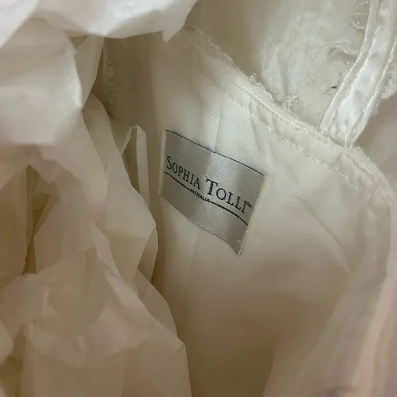 Ivory a line wedding gown. Professionally cleaned and preserved. - Picture 2 of 3